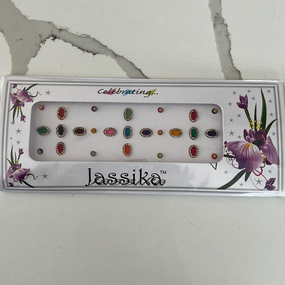Oval size bindi